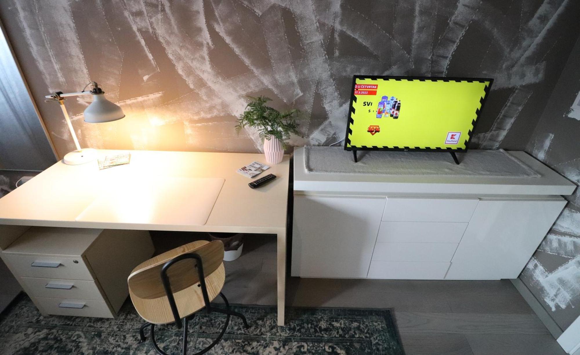 Naomi App,Netflix,Between Bus And Train Station زغرب المظهر الخارجي الصورة